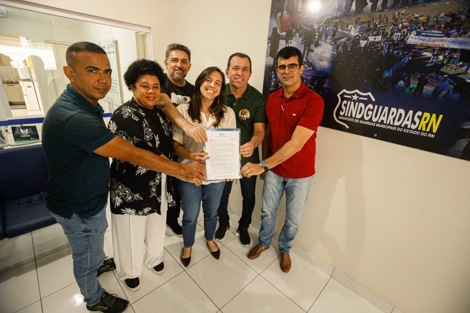 Sindguardas/RN entrega Carta Compromisso à candidata Natália Bonavides